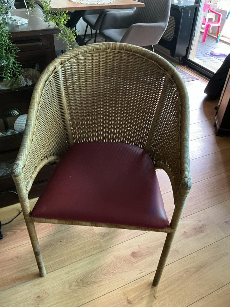 4 stoelen: 2 rieten en 2 kunststof tuinstoelen, Ophalen, Gebruikt, Overige kleuren, Riet of Rotan