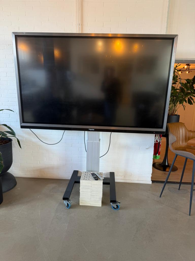 Groot ProWise scherm op verrijdbare standaard, LED, 50 Hz, Zo goed als nieuw, 100 cm of meer