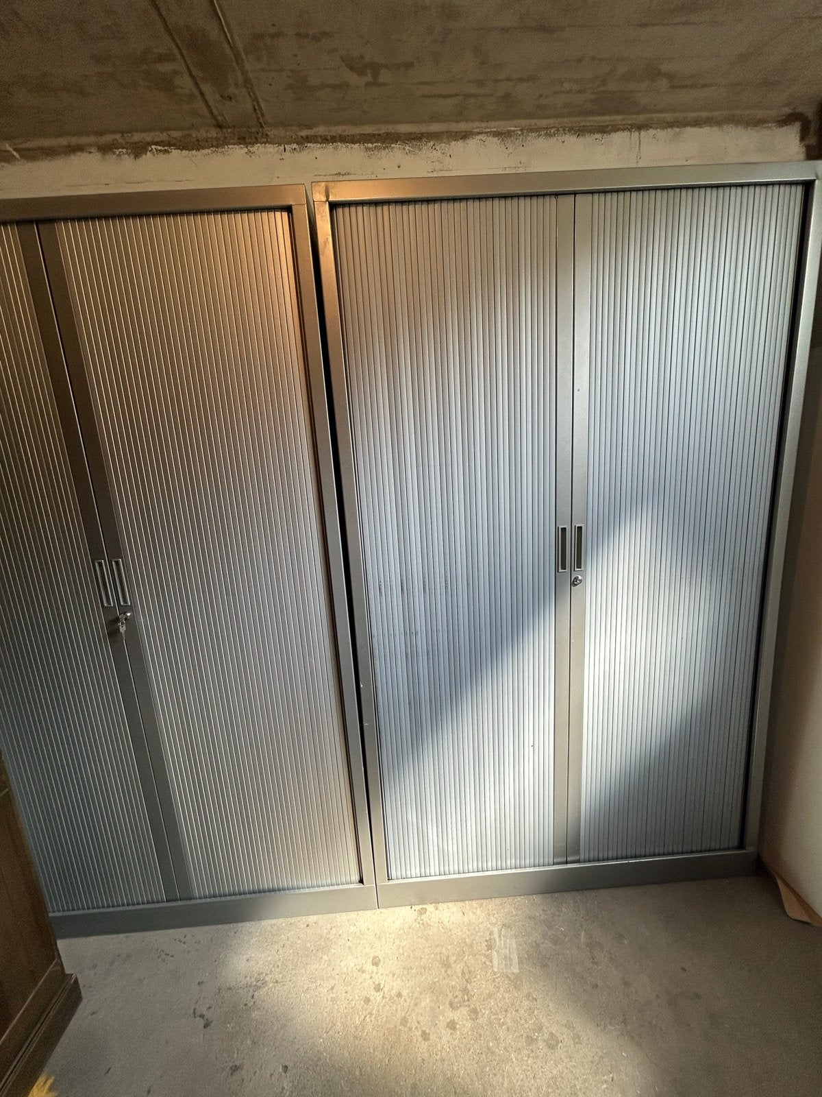 Metalen archiefkasten met roldeuren, Ophalen, Gebruikt, 100 tot 150 cm, Meerdere deuren