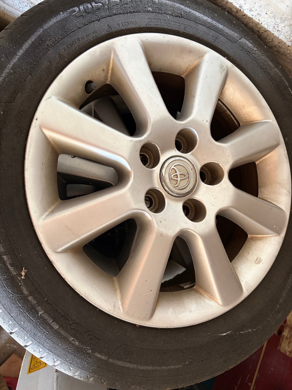 4 Toyota velgen met winterband - 205/55 R16, Auto-onderdelen, Ophalen, Gebruikt, 16 inch, Banden en Velgen