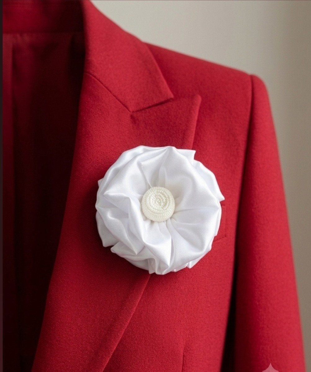 Witte bloem broche voor blazer of jas, Overige materialen, Wit, Nieuw, Ophalen of Verzenden