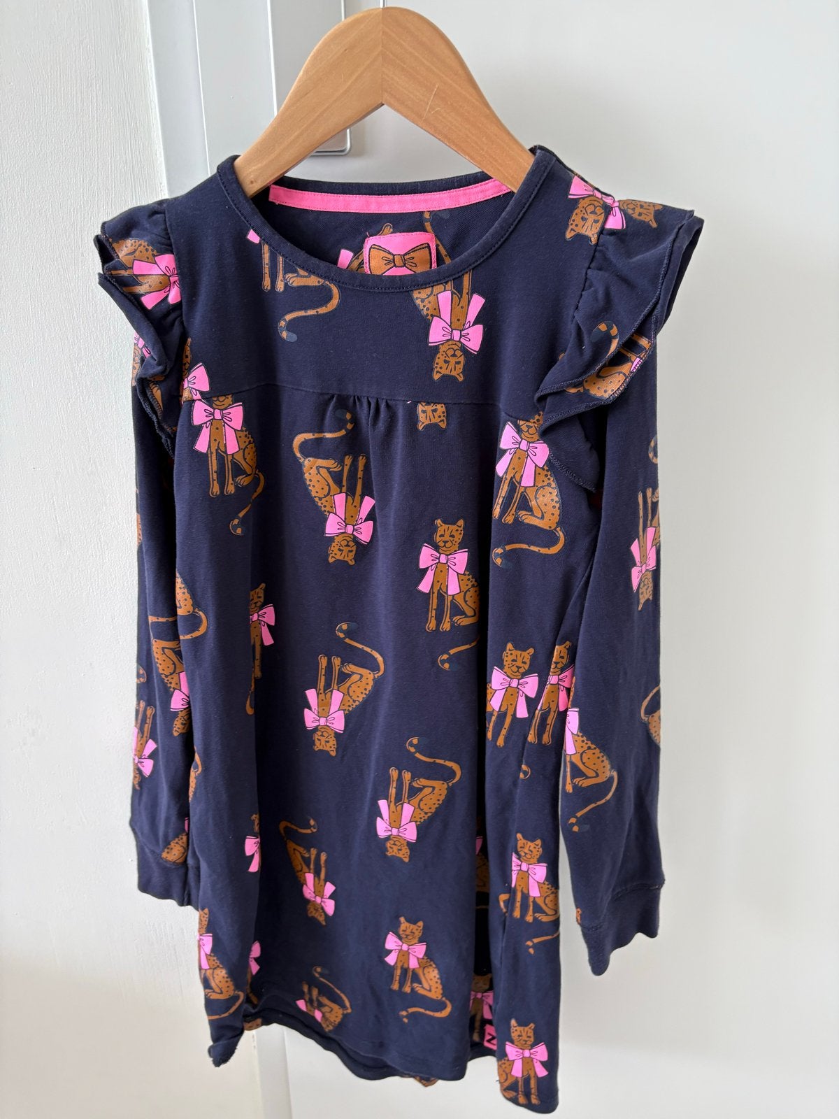 Leuke jurk met kattenprint en ruches maat 128/134, Ophalen, Zo goed als nieuw, Meisje, Jurk of Rok