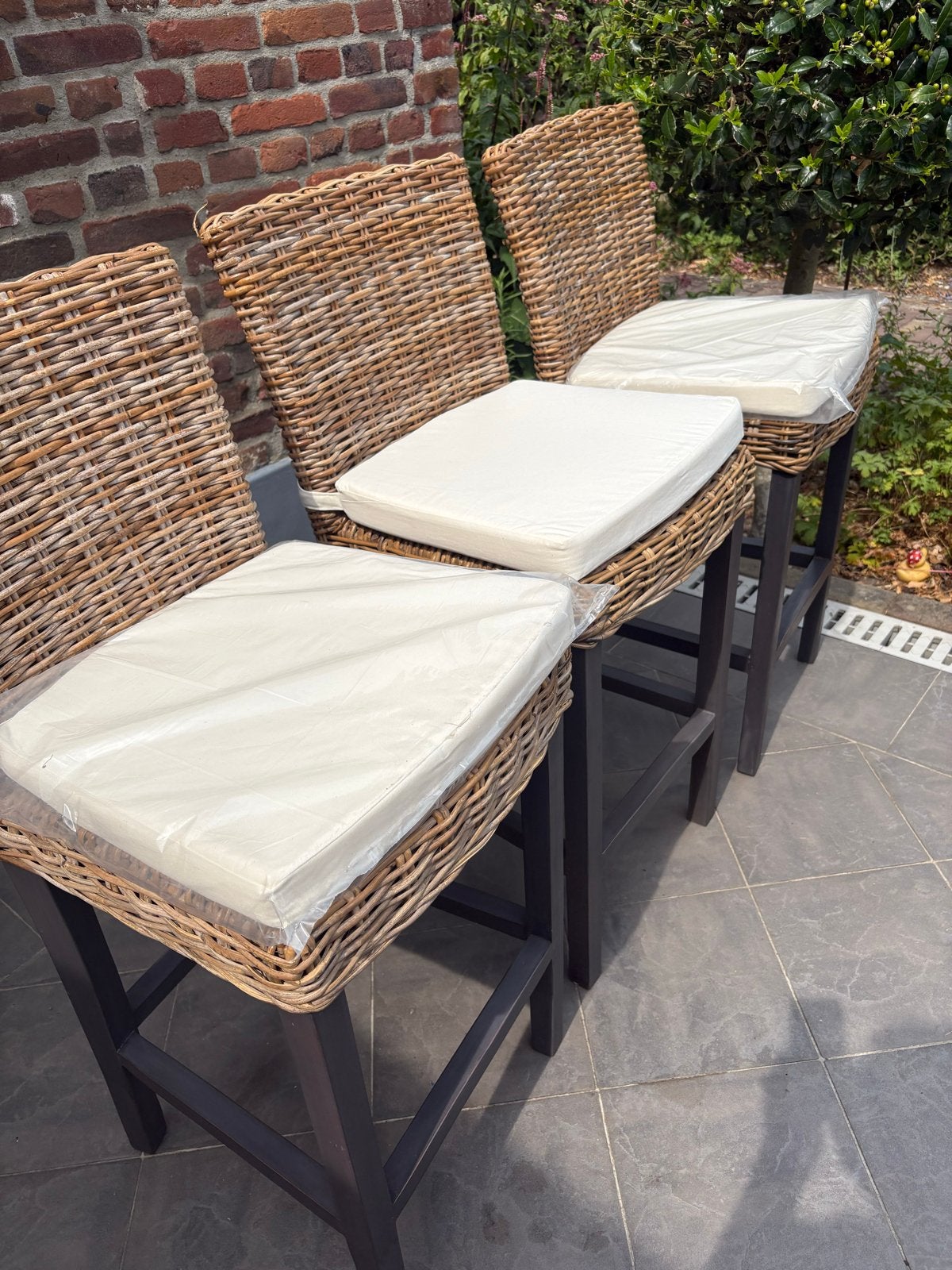 Set van 3 rotan barstoelen met kussens, Ophalen, Gebruikt, Met voetsteun, 90 cm of meer