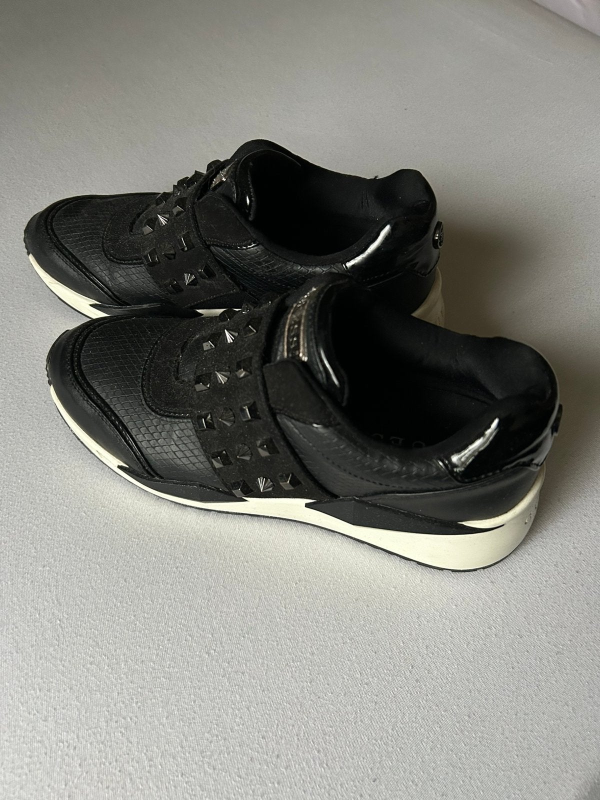 Dames Guess sneakers en badslippers 39/40, Ophalen, Zo goed als nieuw, Zwart, Sneakers of Gympen