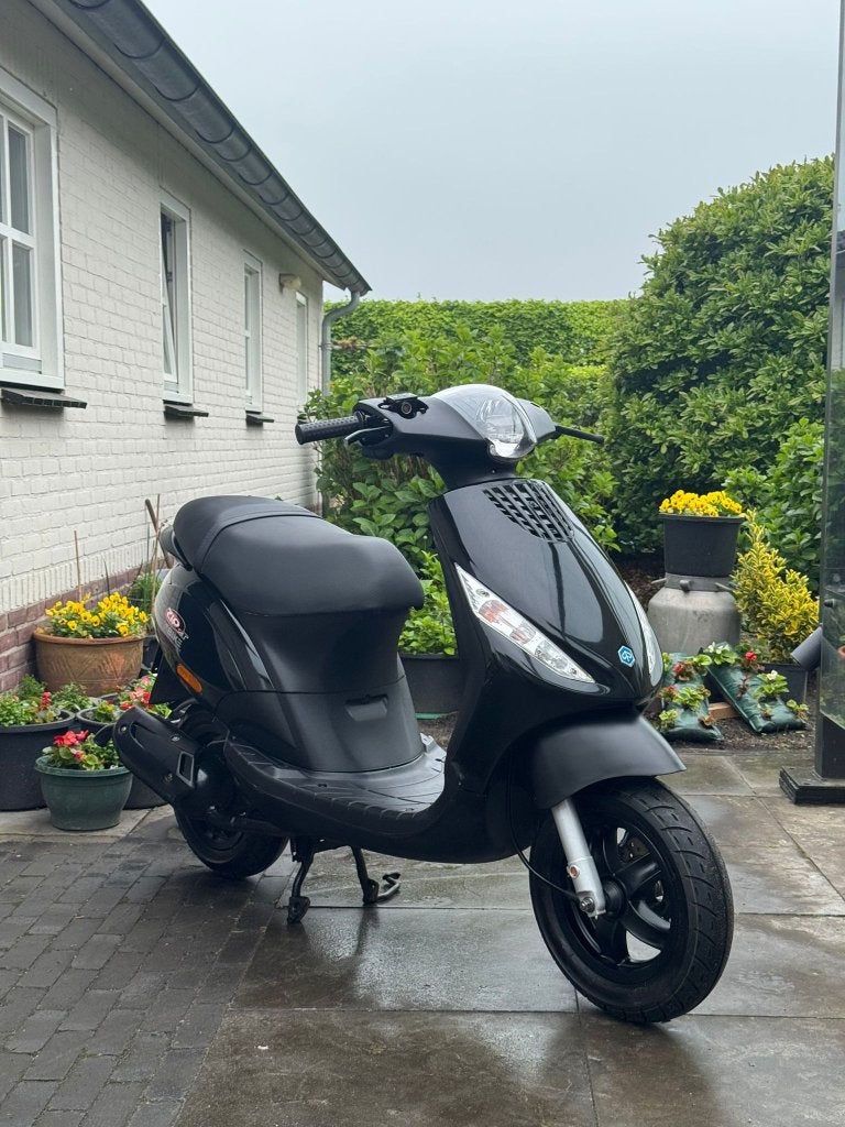 ️Piaggio zip 2 takt 2015 nette staat Brom glans zwart️