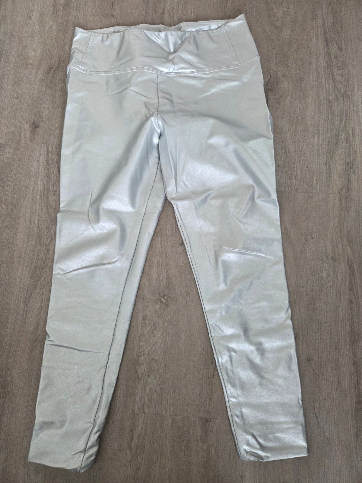 Mooie zilverkleurige 'leren' legging. Zgan! T/m 48, Ophalen of Verzenden, Zo goed als nieuw, Zilver, Broek of Spijkerbroek