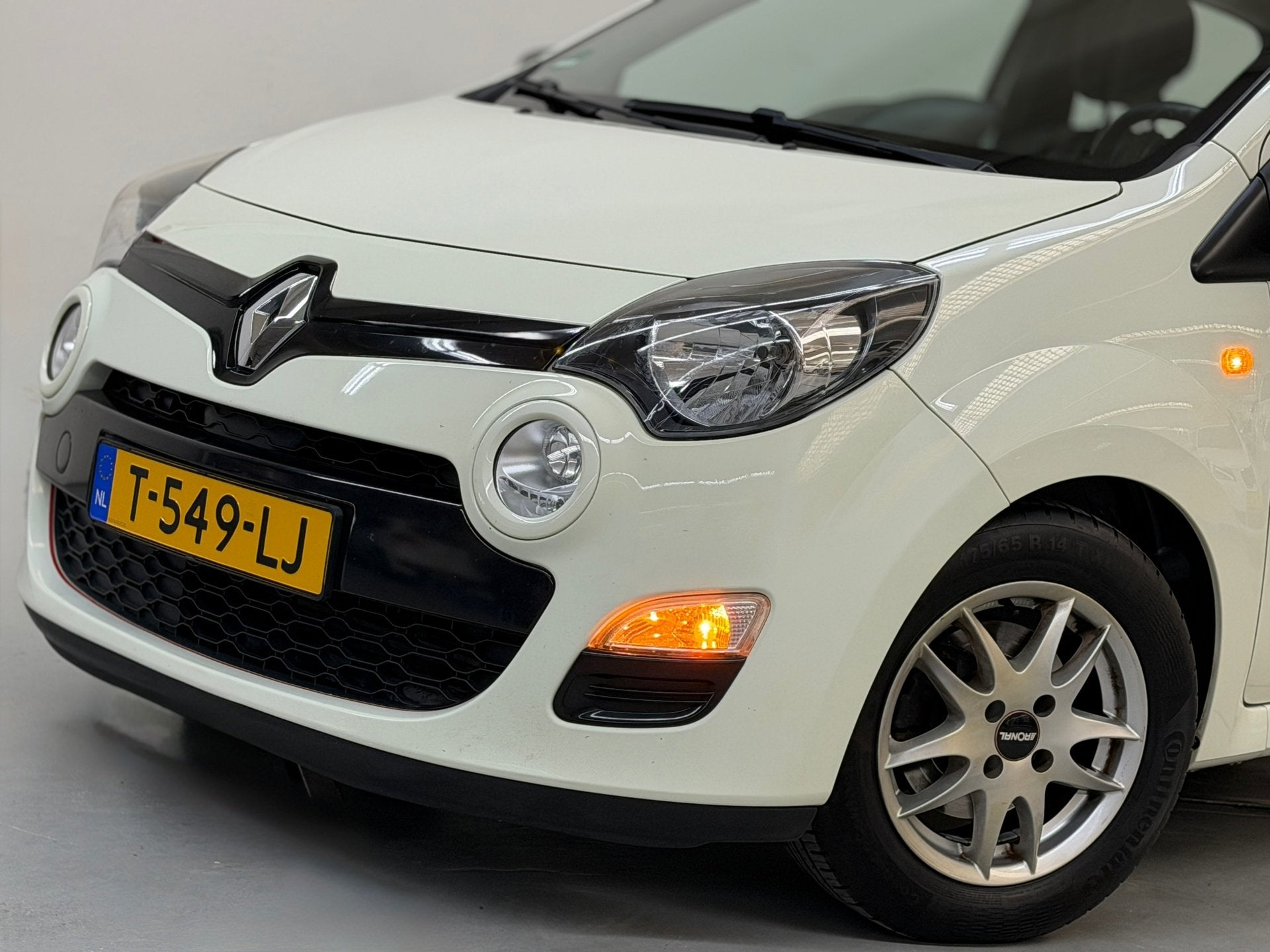 Renault Twingo 1.2 16V Authentique Cruise Airco Nieuwe APK, Voorwielaandrijving, Euro 5, Gebruikt, Zwart