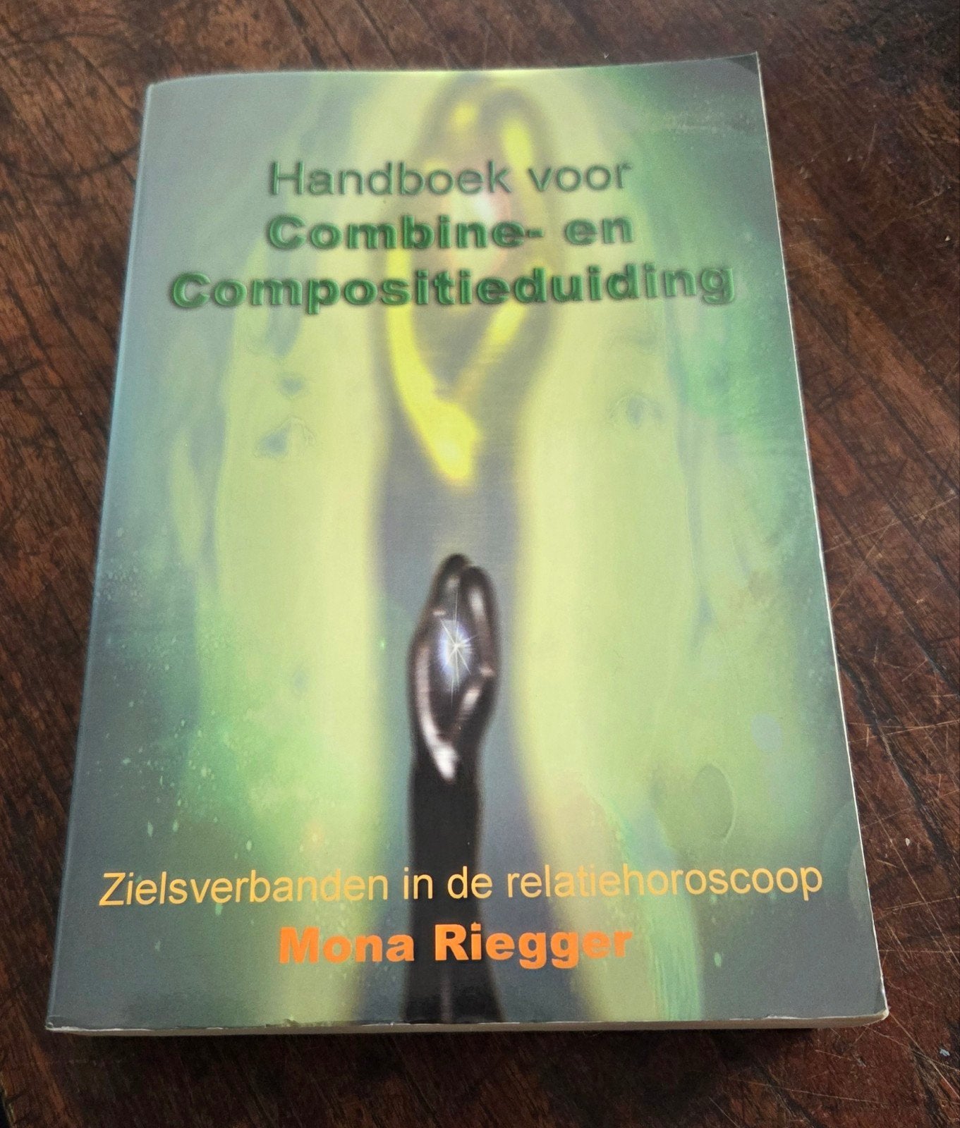 Handboek voor combine en compositieduiding Mona Riegger, Ophalen of Verzenden, Gelezen, Astrologie, Achtergrond en Informatie