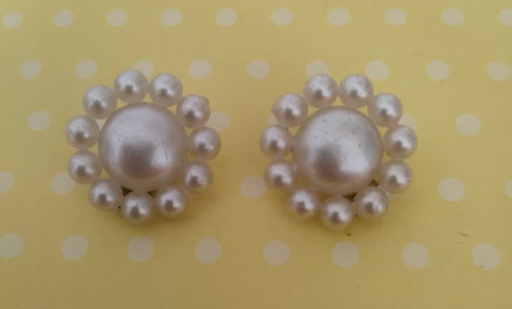 Vintage jaren '60 kunststof beige ronde parel look clips., Ophalen of Verzenden, Zo goed als nieuw, Beige
