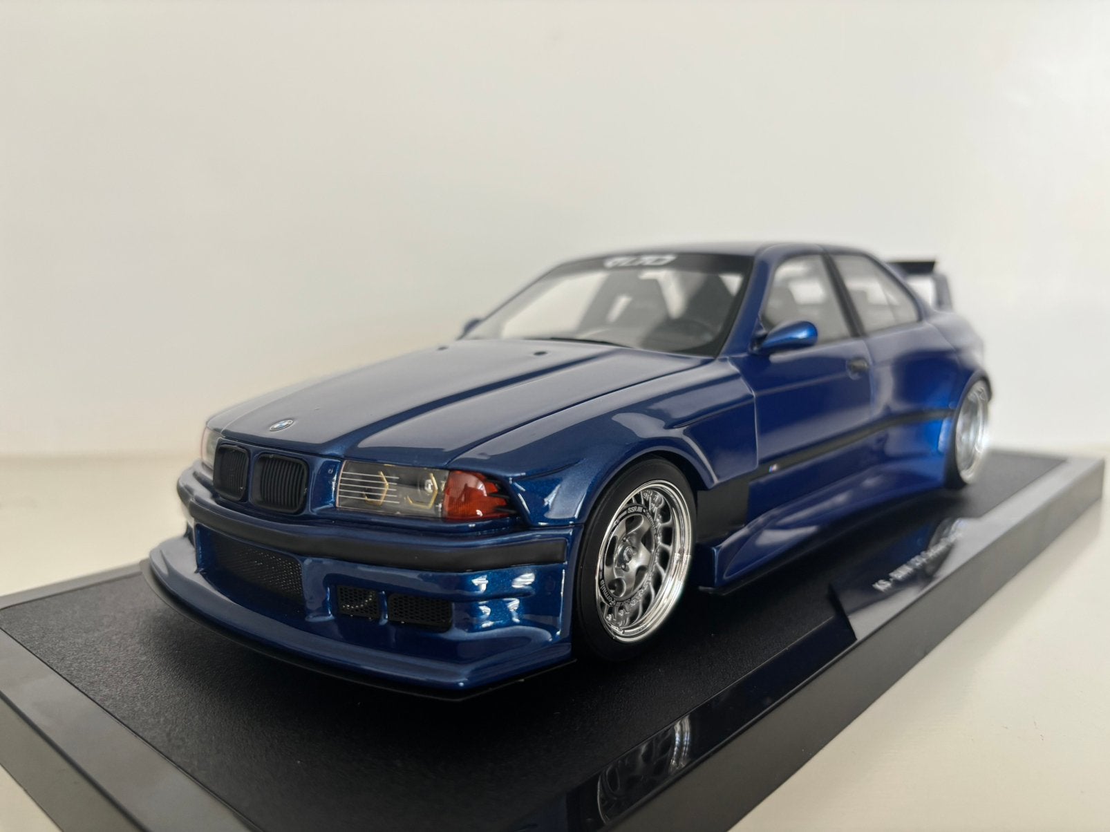 BMW E36 LTO Sedan Turbo Khyzyl Saleem 2023 1:18 (nieuw), Verzenden, Nieuw, Auto, OttOMobile