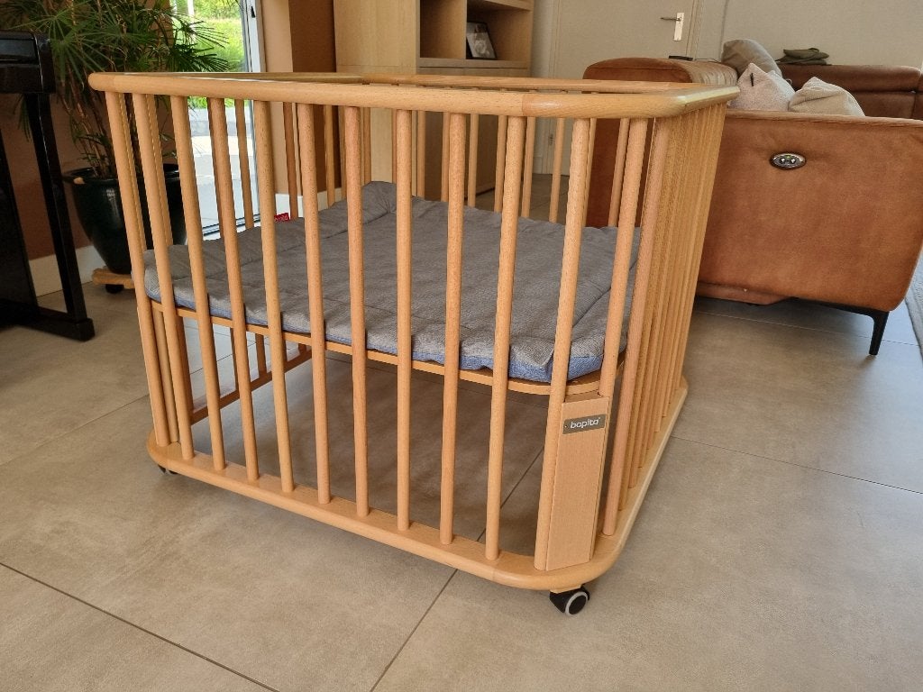 Bopita Caro babybox naturel met wielen + origineel boxkleed, Ophalen, Zo goed als nieuw, Vierkant, In hoogte verstelbaar