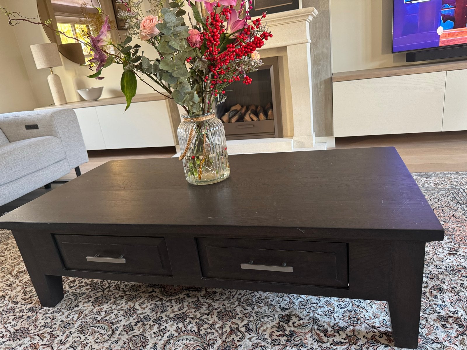 Donkerbruine massief eiken salontafel met lades, Gebruikt, 100 tot 150 cm, Overige houtsoorten, 50 tot 100 cm