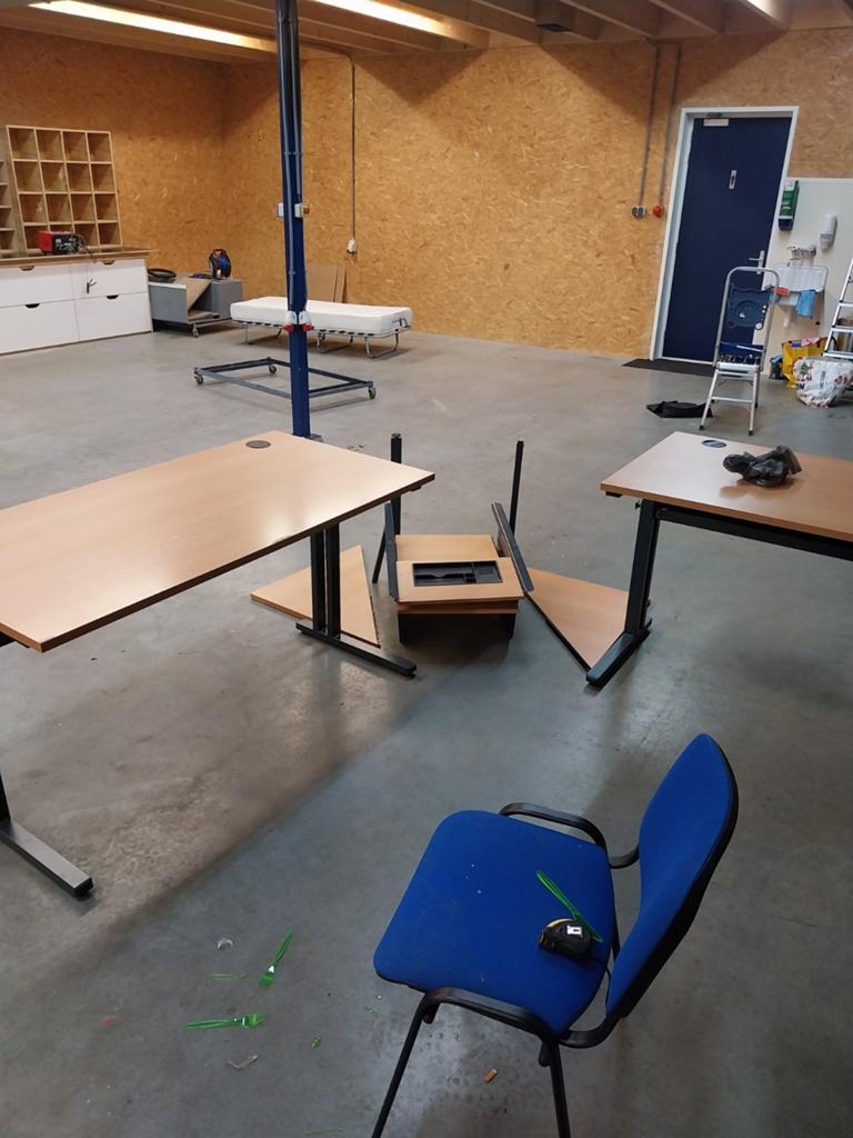Hoekbureau . 250 lange zijde 215 Korte zijde 75breed, Ophalen, Gebruikt