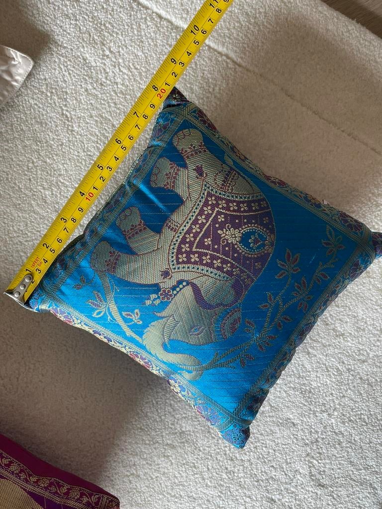 2 blauwe kussen geborduurd goud india NIEUW, Ophalen of Verzenden, Nieuw, Blauw, Vierkant