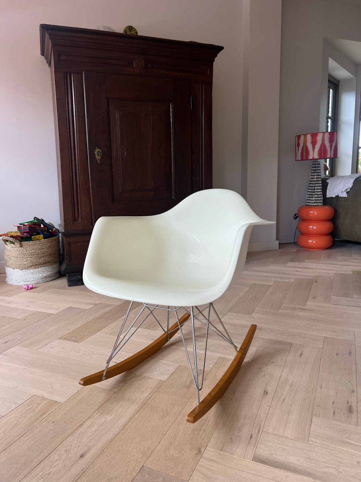 Vitra Eames RAR schommelstoel esdoorn chroom, Huis en Inrichting, Ophalen, Gebruikt, Wit, Eén