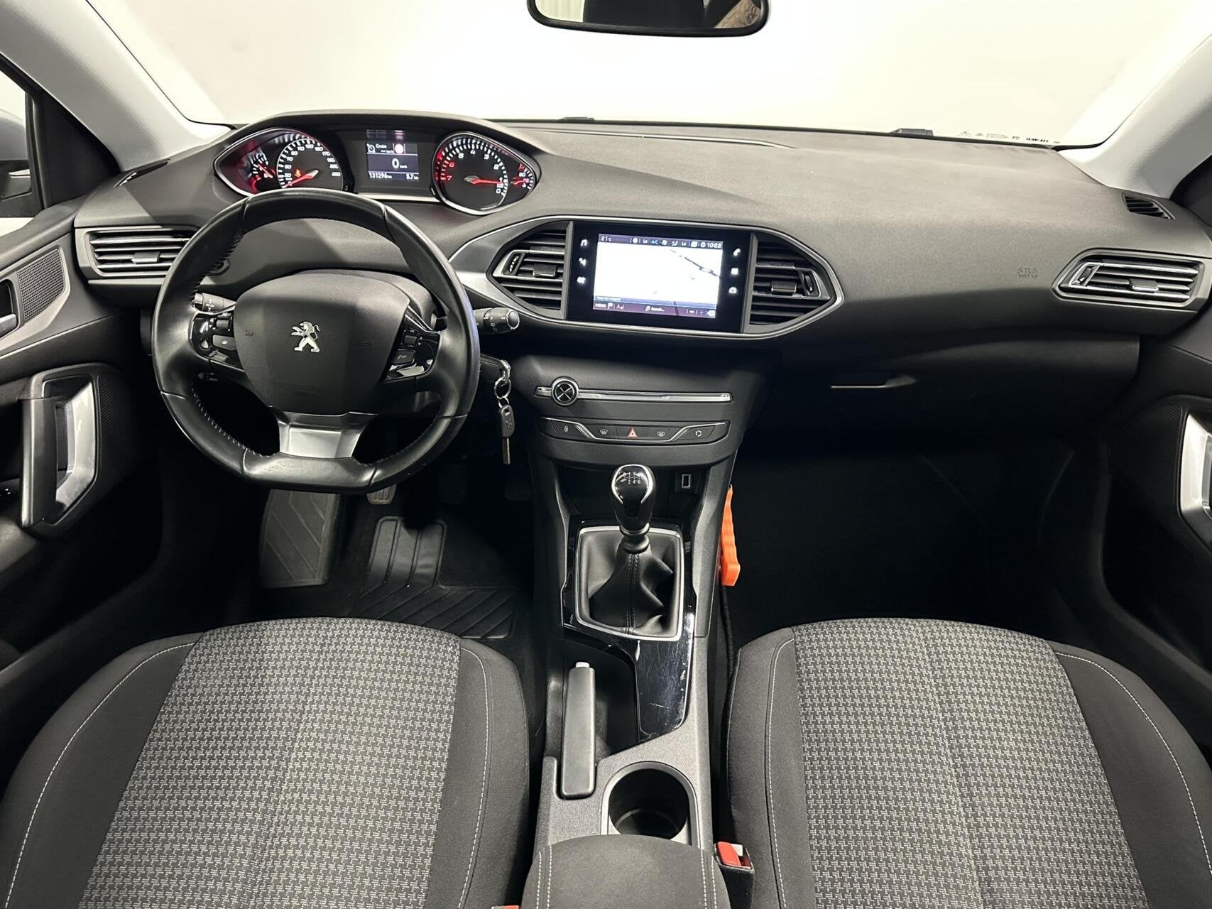 Peugeot 308 SW 1.2 PureTech Blue Lease Active CARPLAY LM NAV, Auto's, Voorwielaandrijving, Stof, Gebruikt, 1199 cc