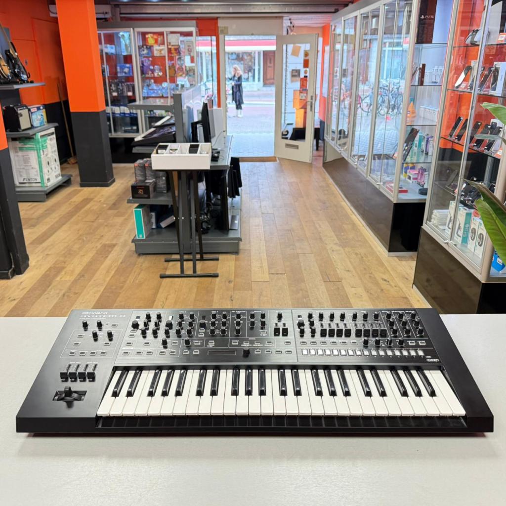 Roland System 8 Plug Out Synthesizer Nette Staat, Roland, Zo goed als nieuw, Support@roland.com, 10910 Culver Blvd
Culver City, CA 90230
USA