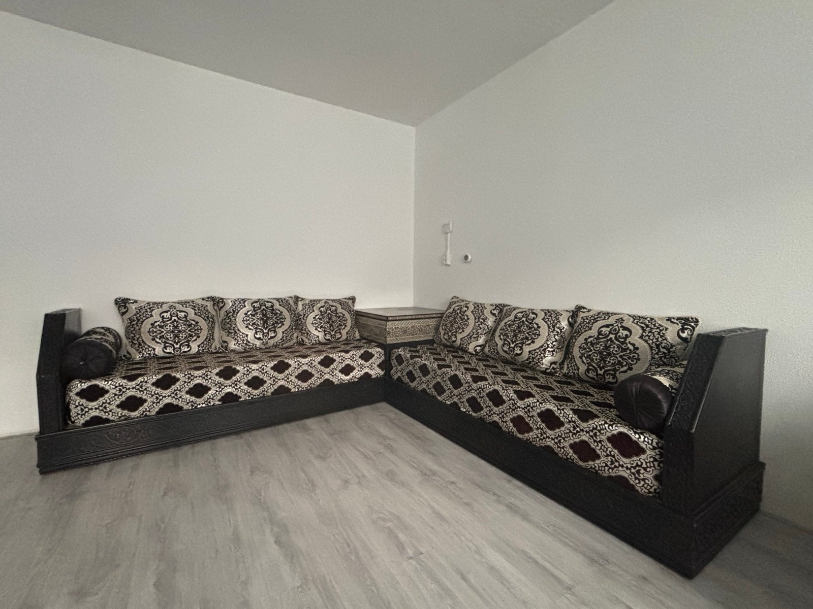 Marokkaanse sedari + tafel, Huis en Inrichting, Ophalen, Gebruikt, Hoekbank, 75 tot 100 cm