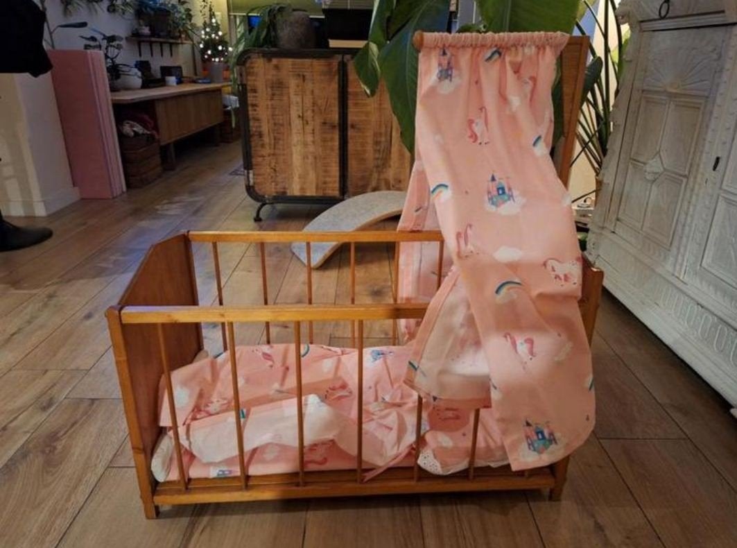 Houten poppenbedje met eenhoorn/regenboog bekleding, Kinderen en Baby's, Speelgoed | Poppen, Ophalen, Gebruikt, Babypop
