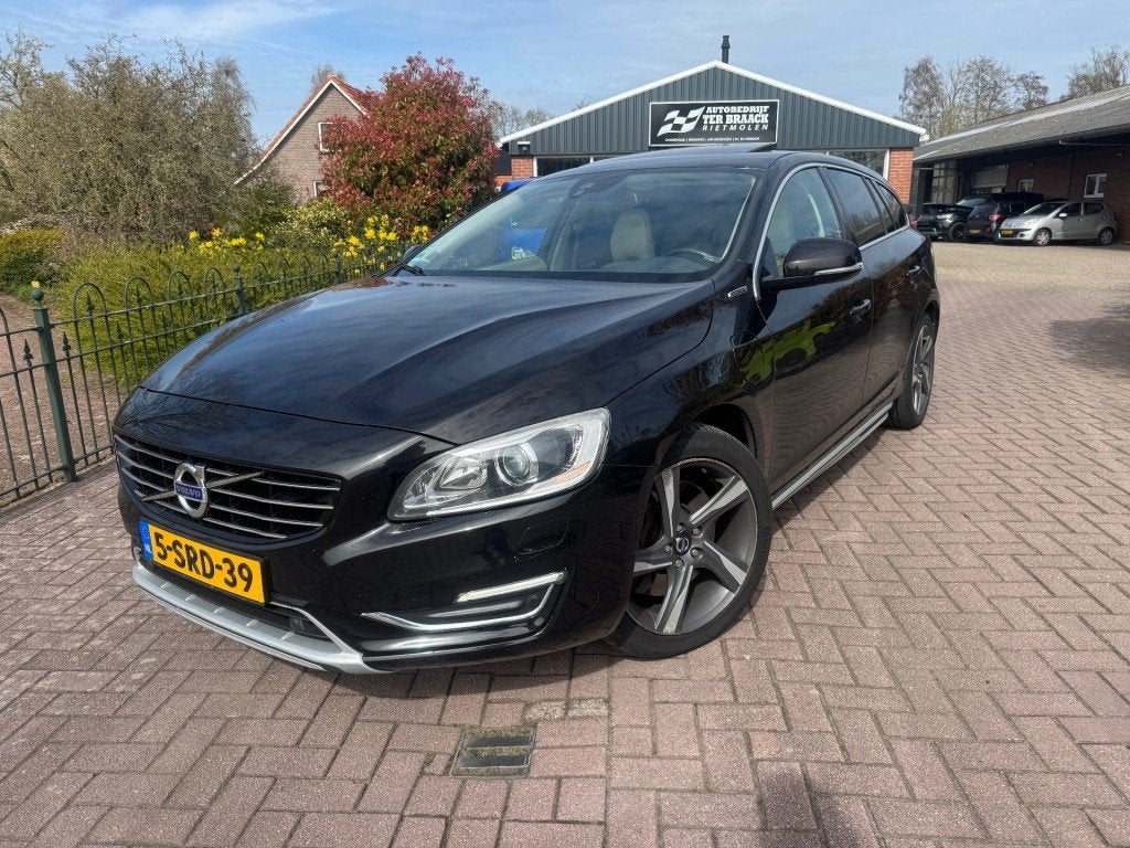 Volvo V60 2.4 D6  AWD PLUG IN HYBRID Sumsum*, Auto's, Zwart, USB, 212 €/maand, Te koop