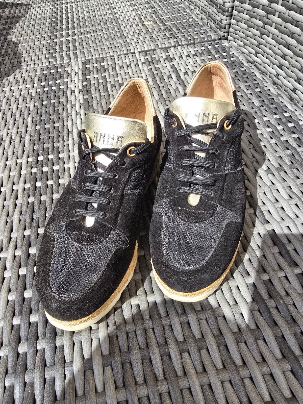 Anna schoenen zo goed als nieuw maat 39 zwart met goud, Anna, Zwart, Ophalen of Verzenden, Sneakers of Gympen