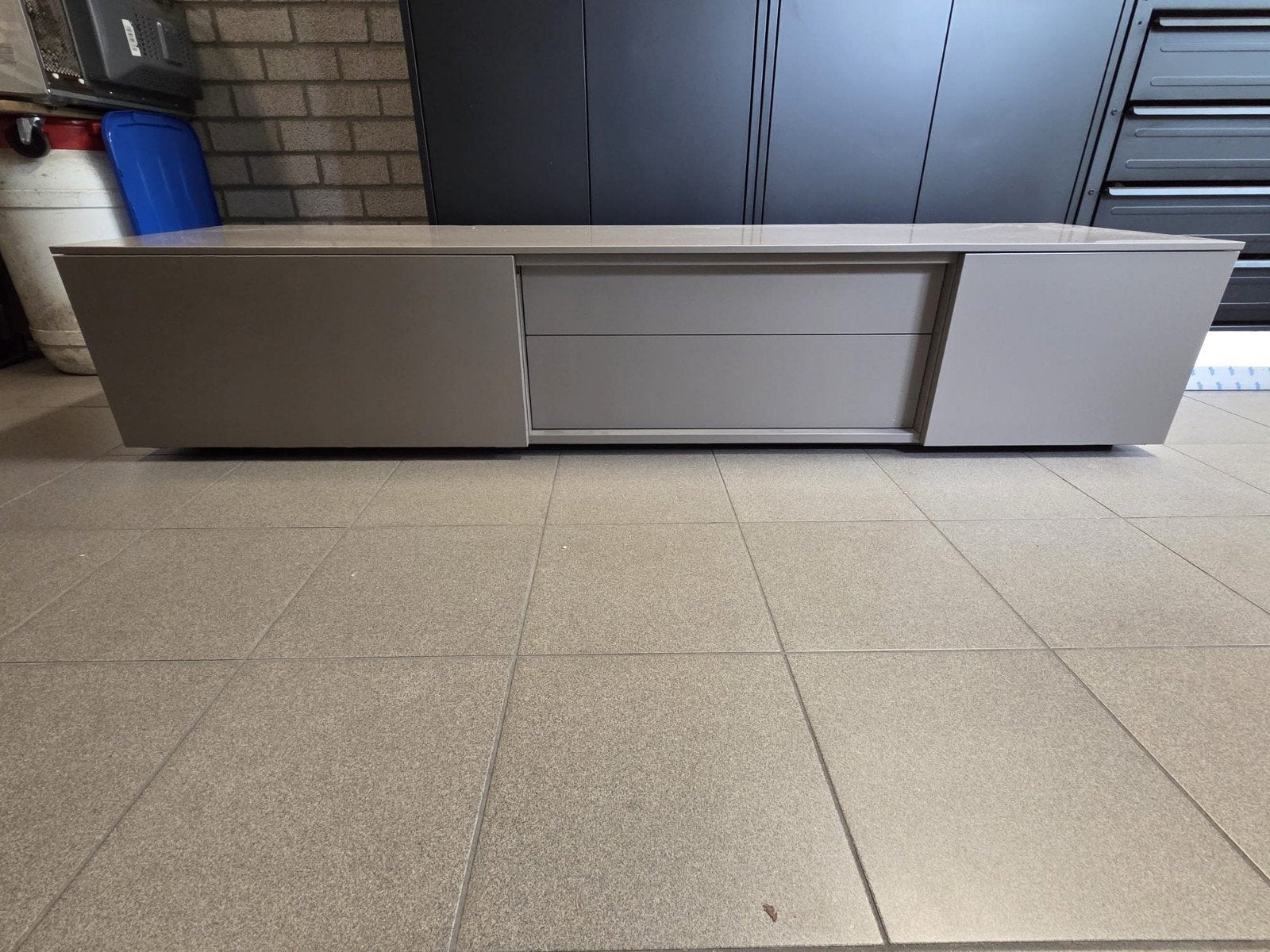 Grijs TV-meubel met lades en schuifdeuren, Huis en Inrichting, Ophalen, 150 tot 200 cm, Zo goed als nieuw, Minder dan 100 cm