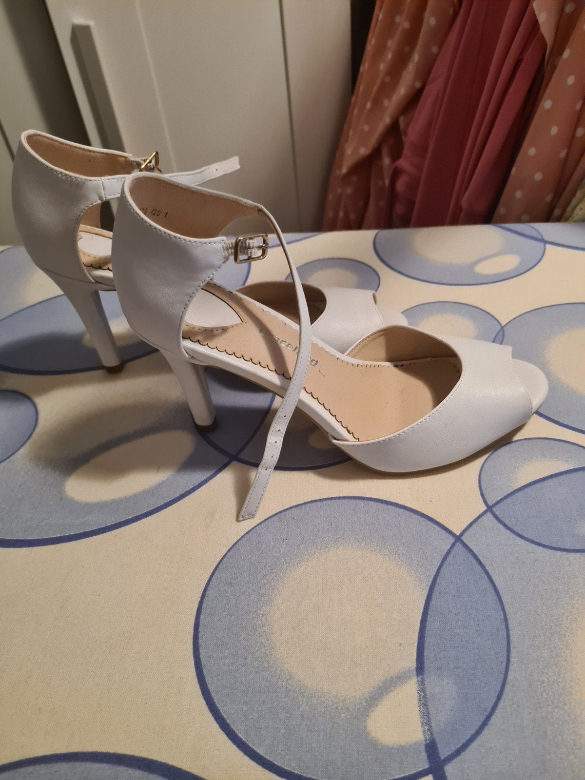 Witte Peeptoe Pumps met Enkelbandje - Maat 39, Kleding | Dames, Wit, Ophalen of Verzenden, Graceland, Gedragen