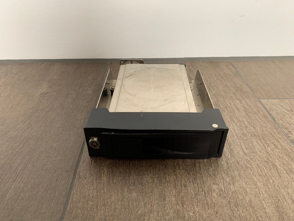 CRS CRS-S1168 Easy Swap Mobile Rack, Ophalen of Verzenden, Gebruikt, Desktop, USB