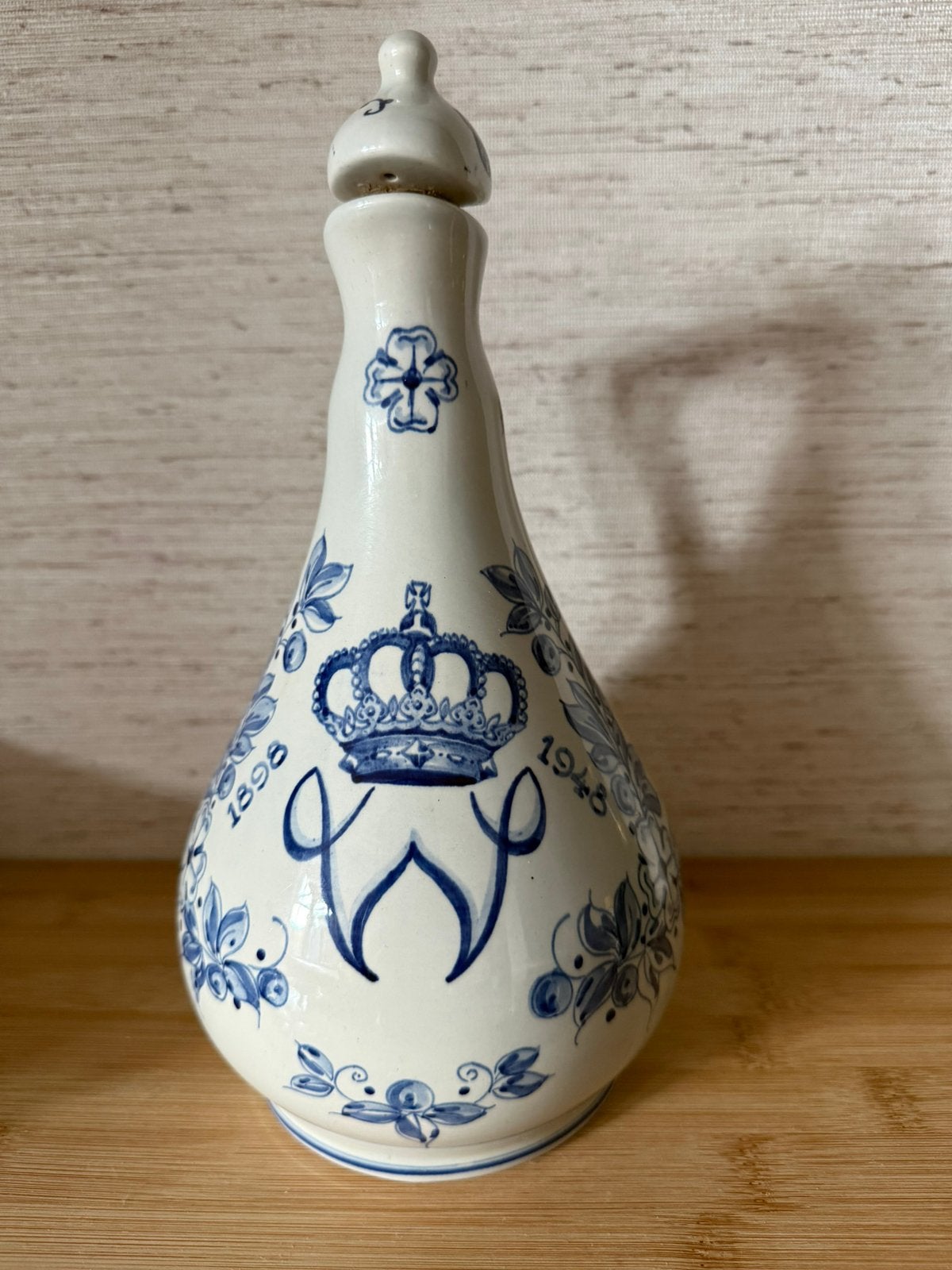 Delftsblauwe kruik Oranjejubileum 1948 Koninging Wilhelmina, Verzamelen, Plateelfabriek Schoonhoven, Gebruikt, Overige typen, Onbekend