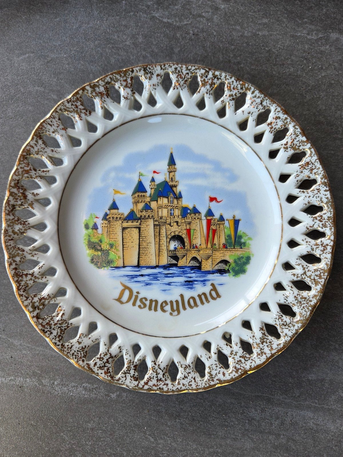Vintage Disneyland souvenir plate, Ophalen of Verzenden, Sneeuwwitje of Doornroosje, Zo goed als nieuw, Servies