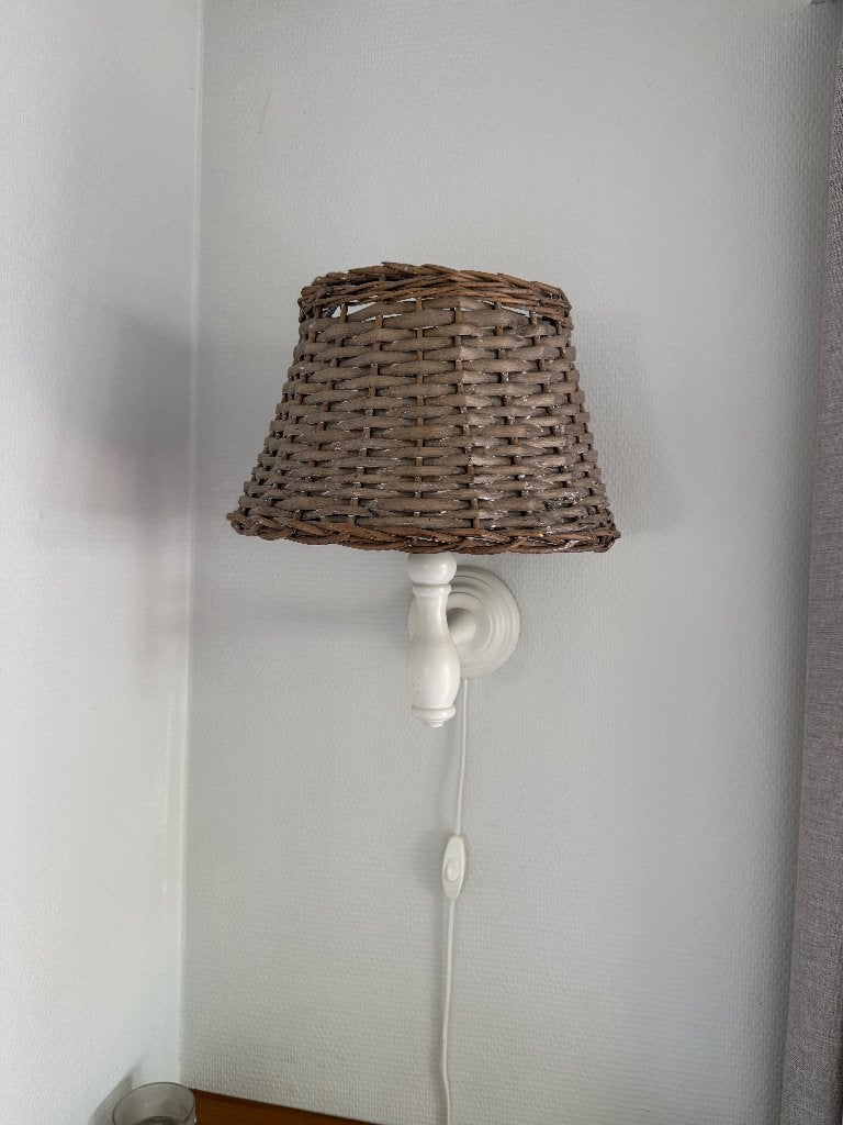 Leuke vintage wandlamp met rotan kap, Ophalen, Met snoer/stekker, Gebruikt, Hout