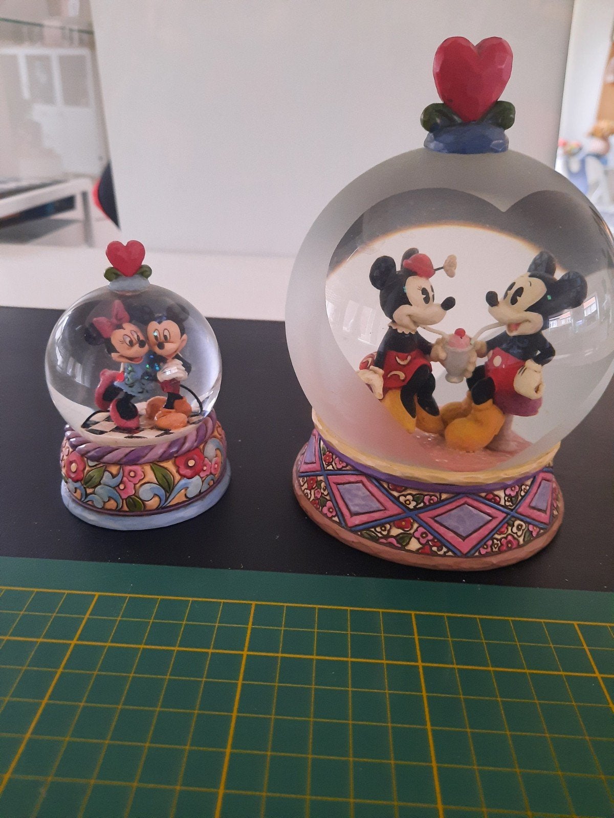 Disney traditions Mickey Mouse en Minnie Mouse snowglobes, Ophalen, Mickey Mouse, Zo goed als nieuw, Beeldje of Figuurtje