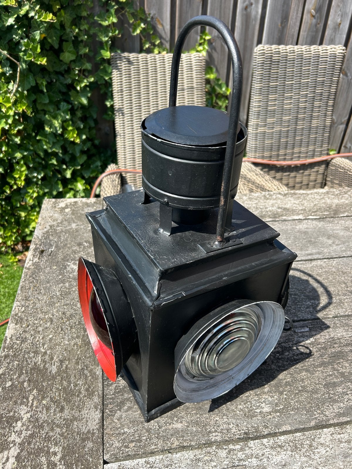 Antieke seinlamp - Zwart metaal met rode lens, Antiek en Kunst, Ophalen