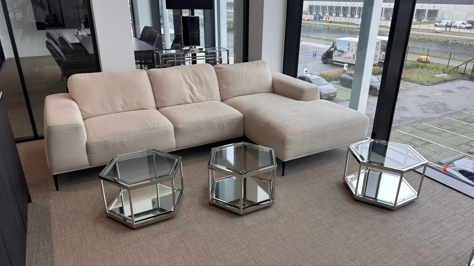 Eichholtz Hoekbank en Stoelen - Beige Stof + hexagon tafels, Huis en Inrichting, 250 tot 300 cm, 100 tot 125 cm, Hoekbank, Ophalen of Verzenden