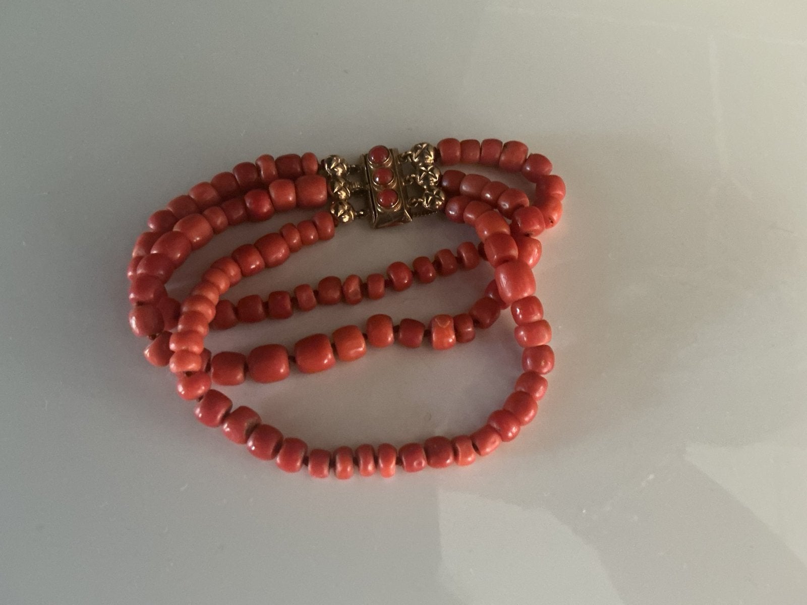 Bloedkoralen armband - 3 streng met gouden bakslot - vintage, Ophalen of Verzenden, Zo goed als nieuw, Rood, Goud