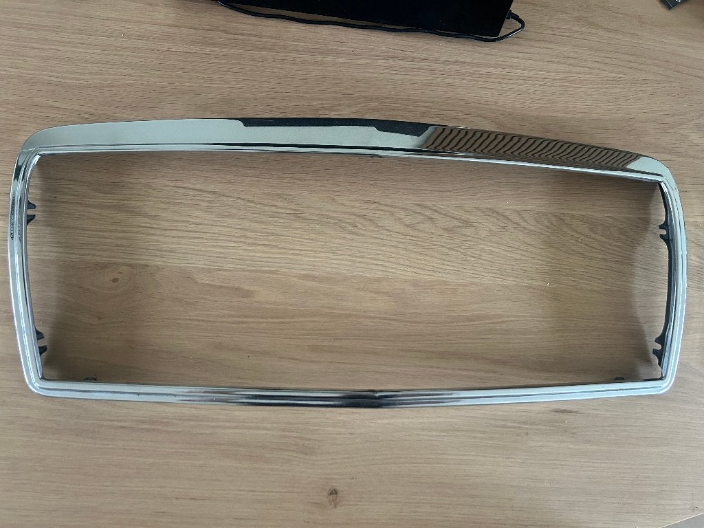 Mercedes W124 facelift grille rand, Ophalen of Verzenden, Nieuw, Mercedes-Benz