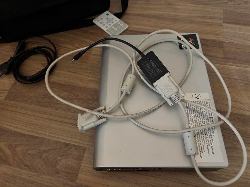Sony beamer met tas en kabels, Ophalen of Verzenden, Gebruikt, Overige technologieën, Overige resoluties