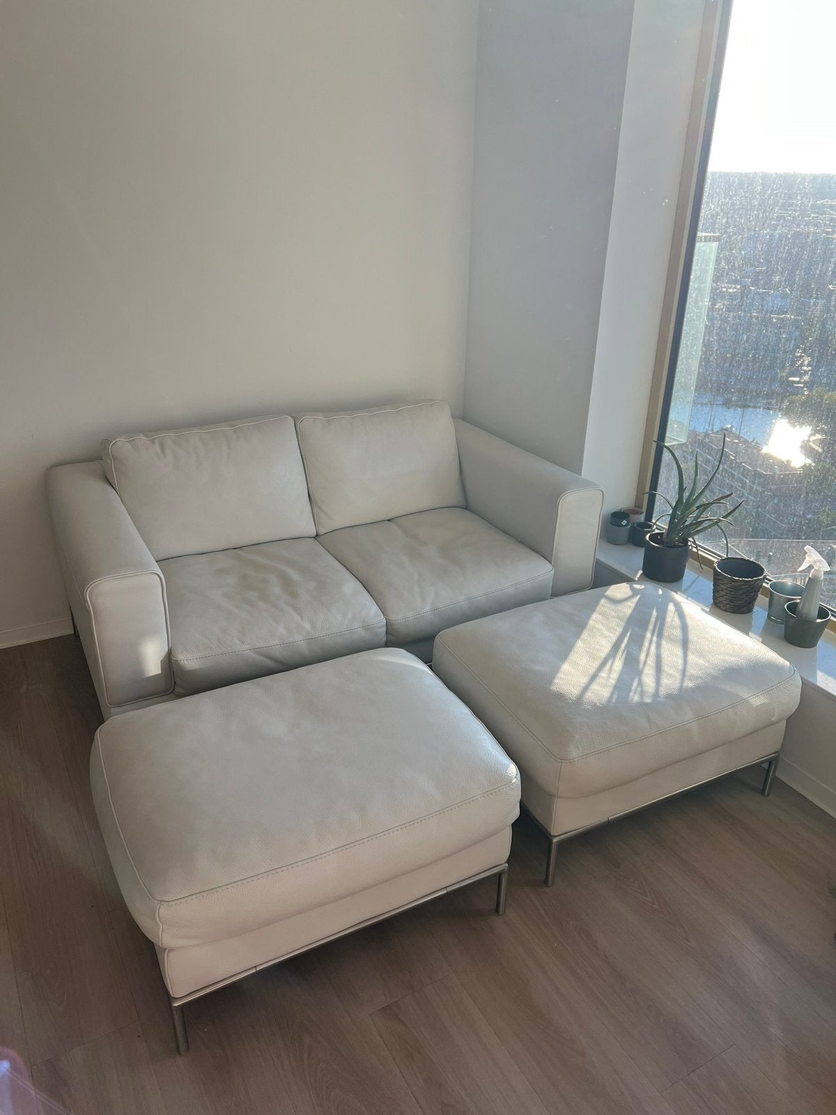 Witte leren bank 2/3 zits met poef 2x, Ophalen, Zo goed als nieuw, 75 tot 100 cm, Tweepersoons