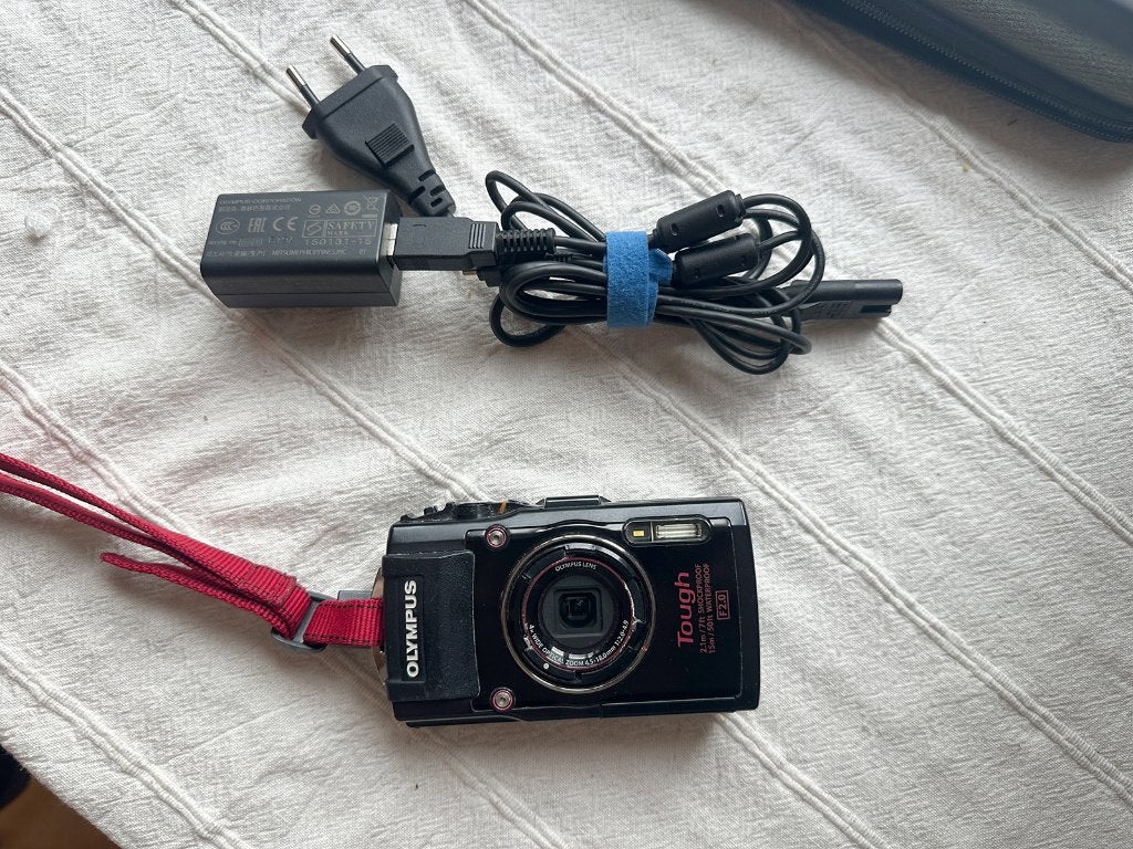 Olympus Tough TG-4 Camera + oplader, Gebruikt, Olympus, Ophalen of Verzenden, 10 t/m 40 meter