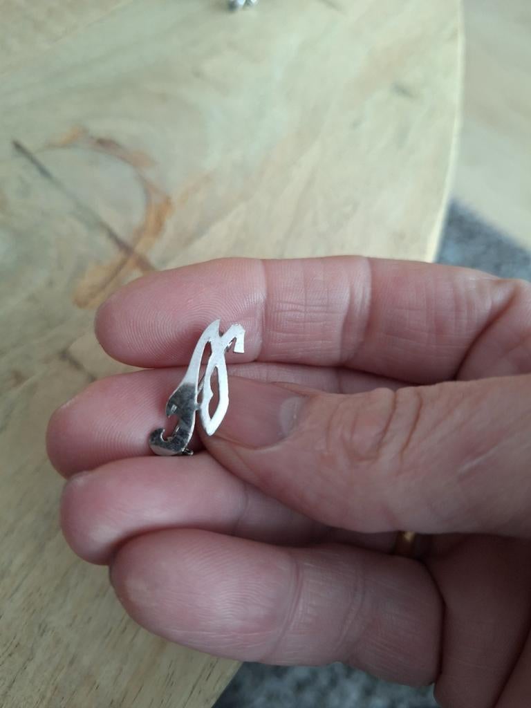 Zilveren broche letter 'A', Gebruikt, Overige voorstellingen, Ophalen of Verzenden, Zilver