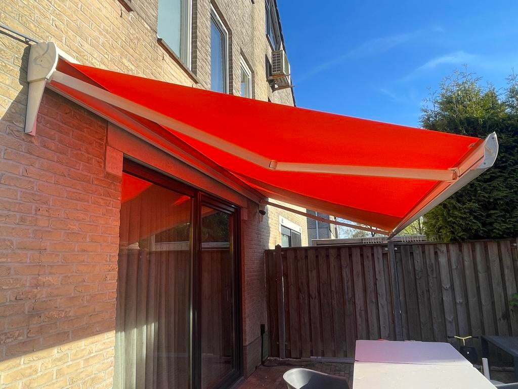 Elektrisch zonnescherm oranje 5 meter breed, 450 cm of meer, Elektrisch, Ophalen of Verzenden, Zo goed als nieuw
