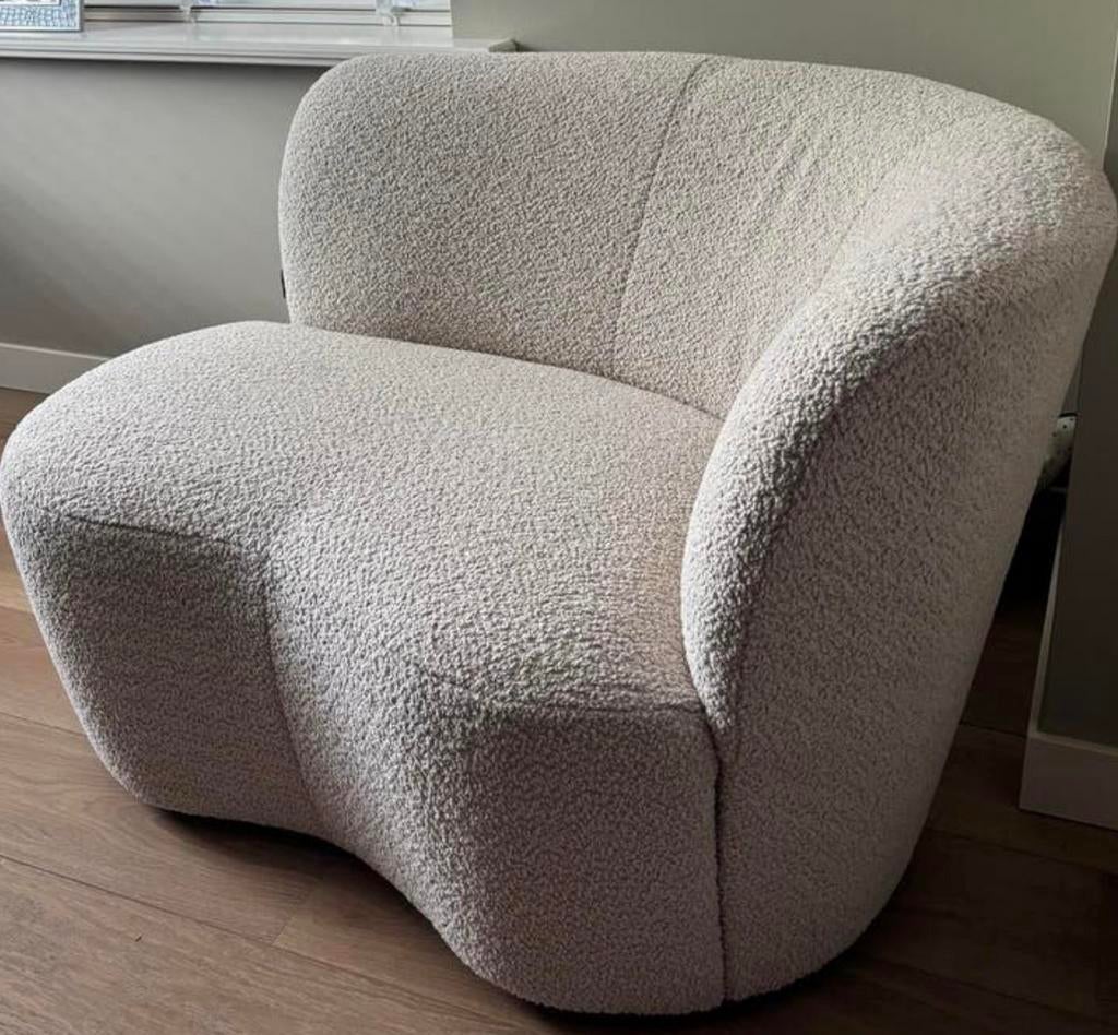 Wood fauteuil met bijpassende poef - Bouclé stof, Huis en Inrichting, Banken | Voetenbanken en Poefen, Ophalen of Verzenden, Zo goed als nieuw