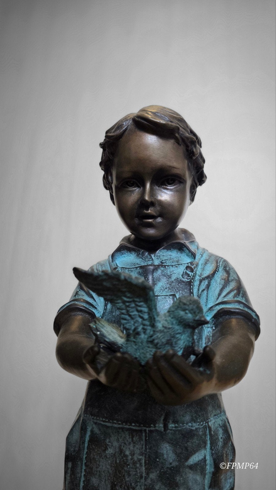 Bronzen Beeld Jongen met Vogel - Patina, Beeld, Meerkleurig, Man, 50 - 100 cm