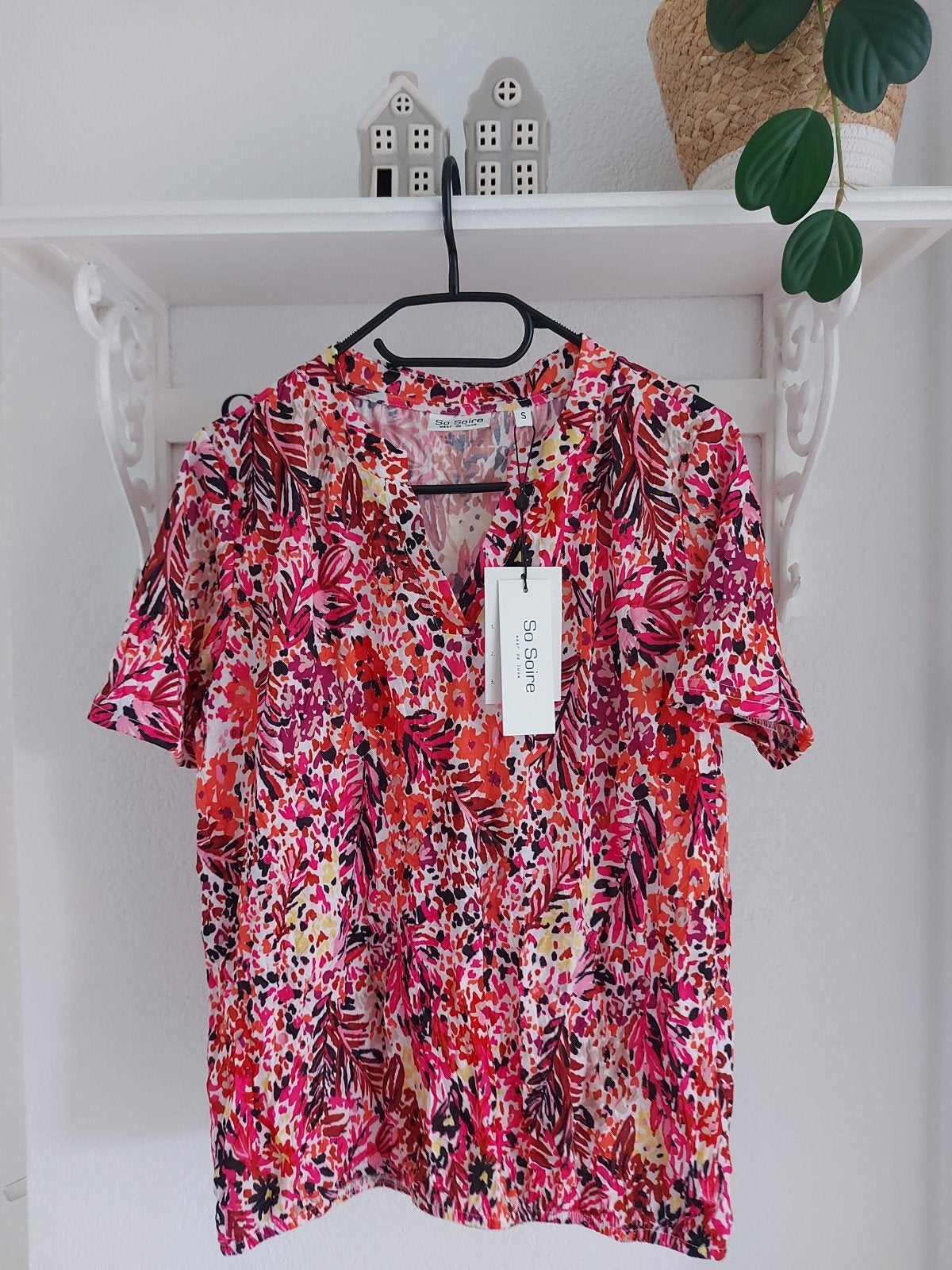 Fleurig shirt -SoSoire 
Maat: S

-Nieuw met prijskaartje, Ophalen of Verzenden, Nieuw, Korte mouw