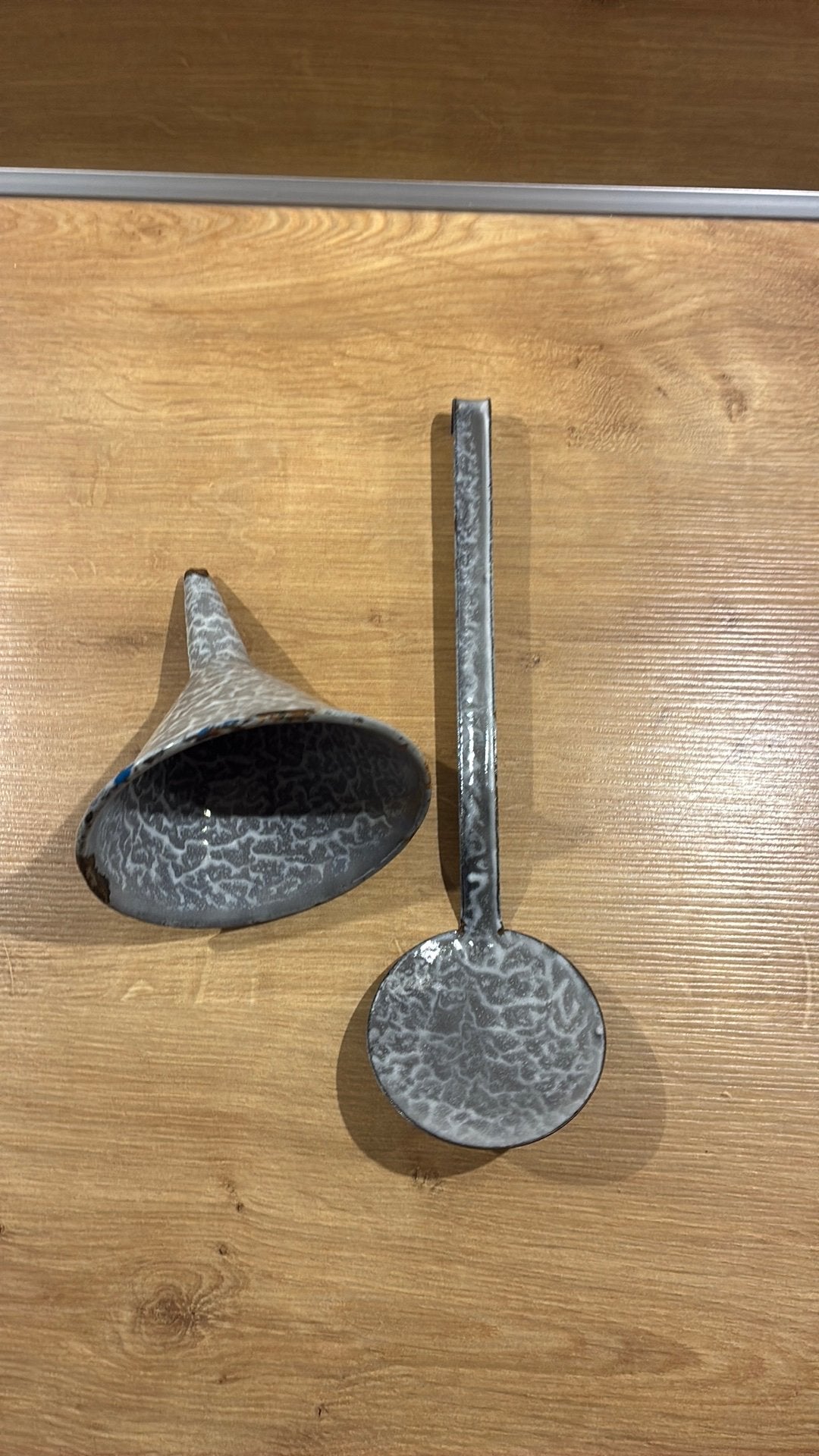 Vintage wolkjes emsille trechter en opscheplepel, Antiek en Kunst, Ophalen of Verzenden