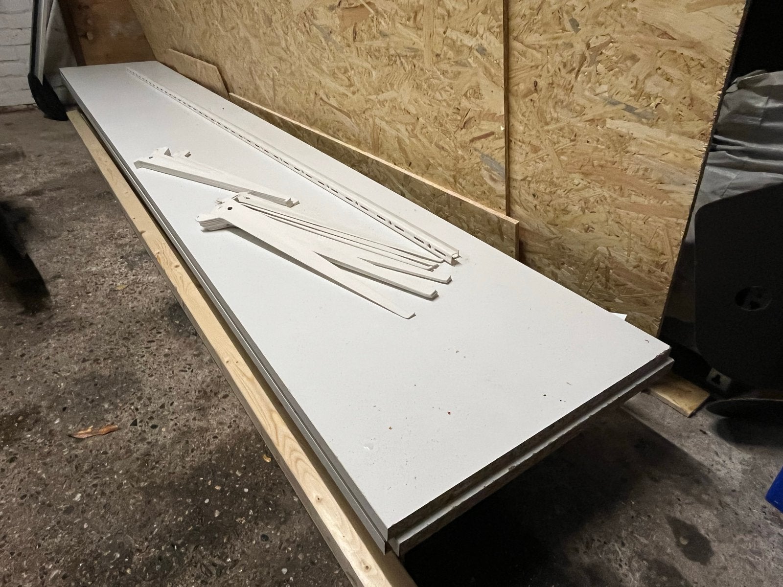Witte planken met rails en haken., Ophalen, Gebruikt, HPL, 20 tot 50 mm