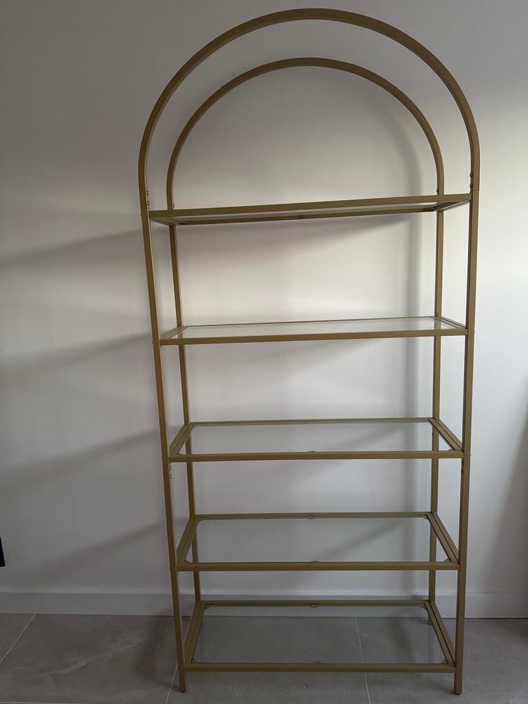 Gouden kast met Glazen Planken, Huis en Inrichting, Ophalen, Met plank(en), 50 tot 100 cm, Zo goed als nieuw