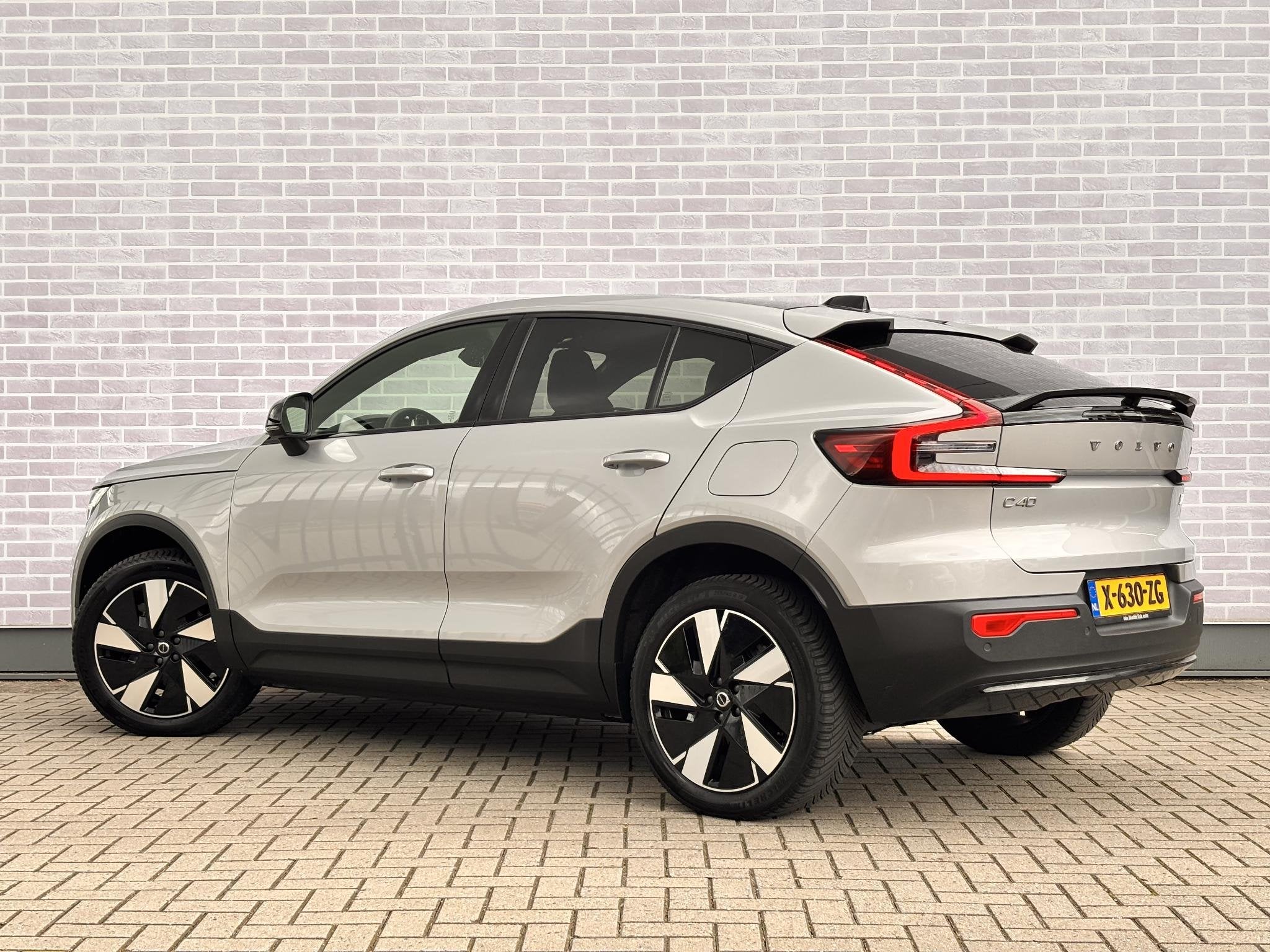Volvo C40 Single Motor Extended Range Plus 82 kWh | Warmtepo, Gebruikt, 82 kWh, Leder en Stof, 1500 kg