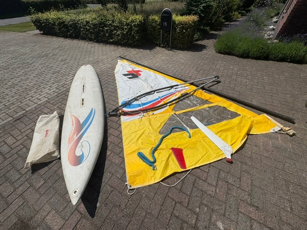 Complete windsurfplank, Watersport en Boten, Windsurfen, 250 tot 300 cm, Gebruikt, Met mast, 3.5 tot 5 m²