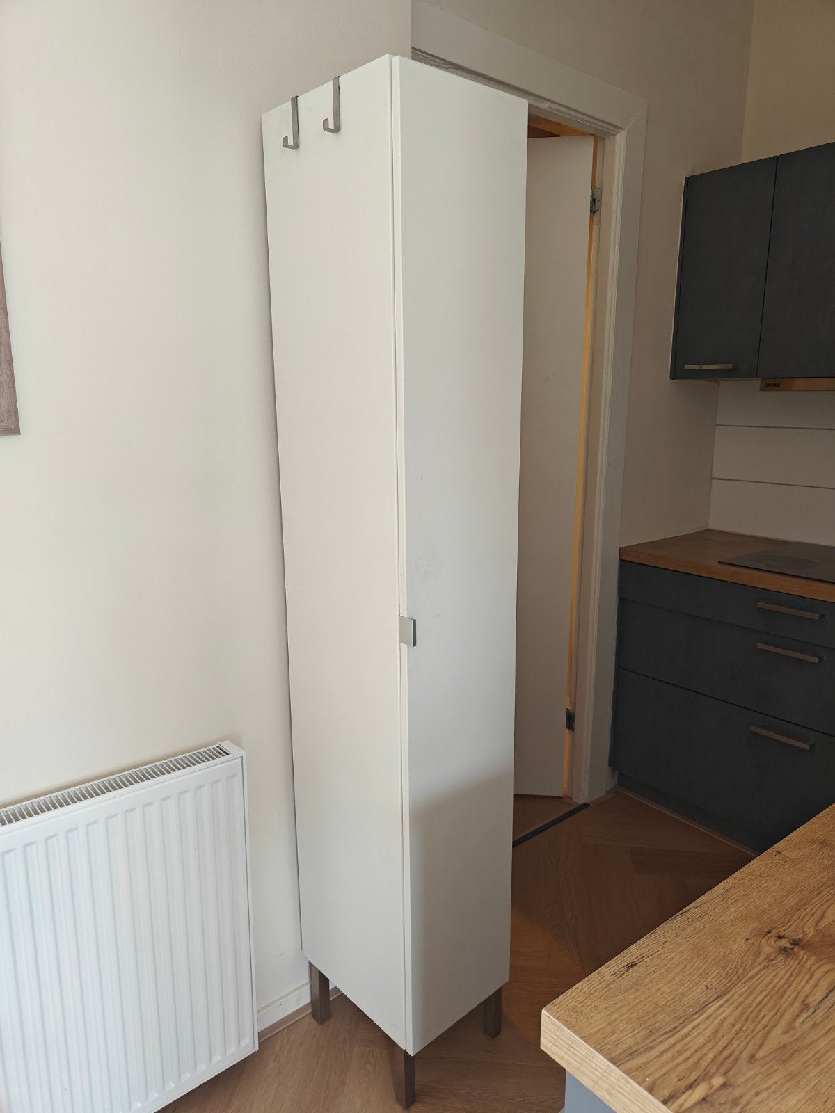 Witte smalle kast met deur en haken IKEA, Minder dan 50 cm, Gebruikt, Ophalen of Verzenden, Minder dan 25 cm